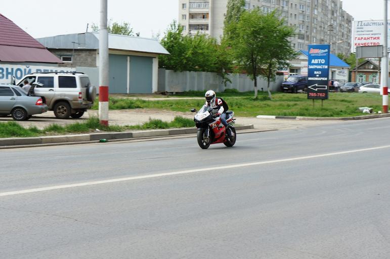 Jazdec na motorke, cesta, mesto.jpg