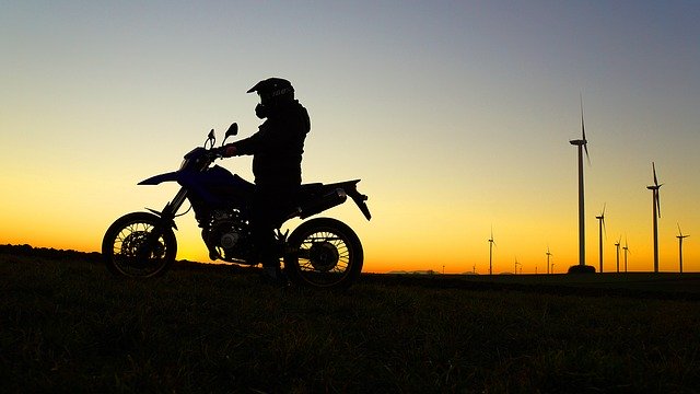 Jazdec na motorke, západ slnka